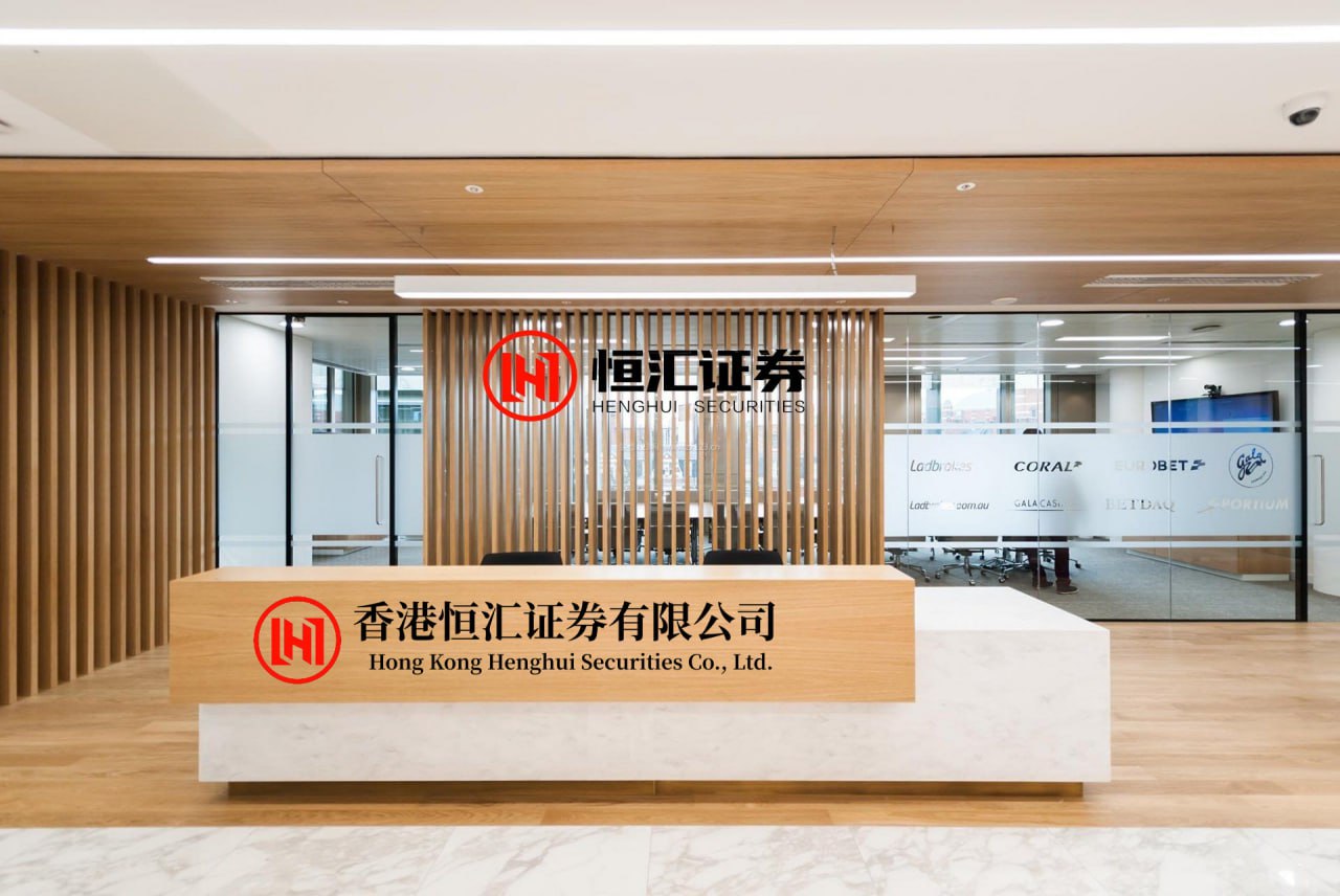 美牛股 偶像是孙颖莎的12岁小将向前辈挑战，南京路银球飞旋，全民乒乓点燃假日经济